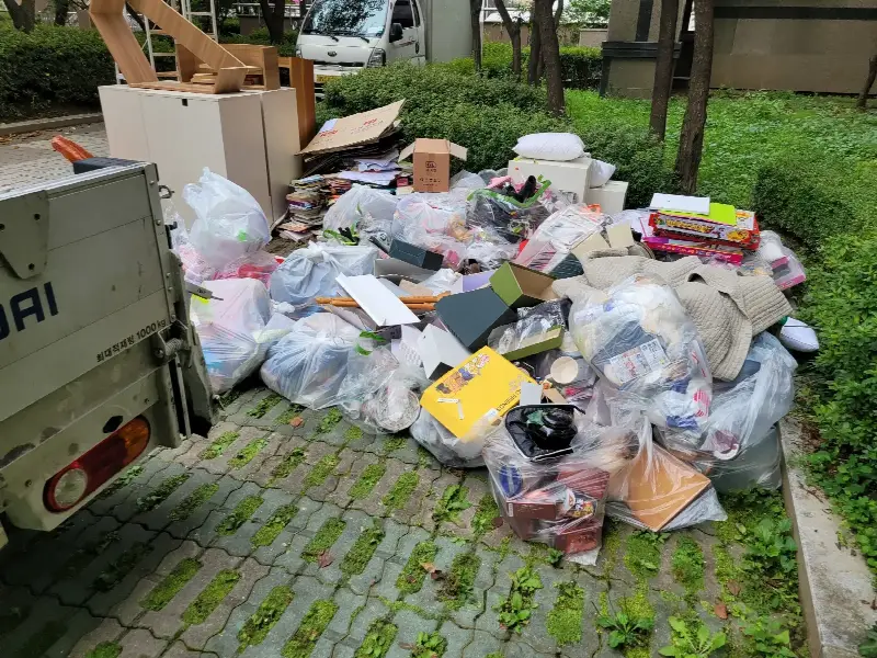 서울·경기 현장에서 종류가 섞인 폐기물을 마대와 비닐에 담아 분류 전 상태로 쌓아 둔 모습