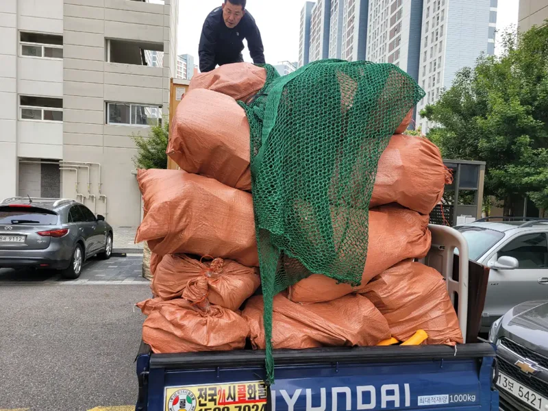 서울·경기 아파트 단지에서 그물망을 씌운 1톤 트럭에 마대를 가득 싣고 수거하는 모습