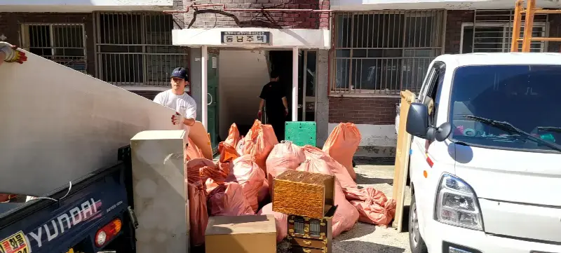 서울·경기 건물 출입구에서 폐기물을 차량에 옮겨 적법하게 반출하는 현장