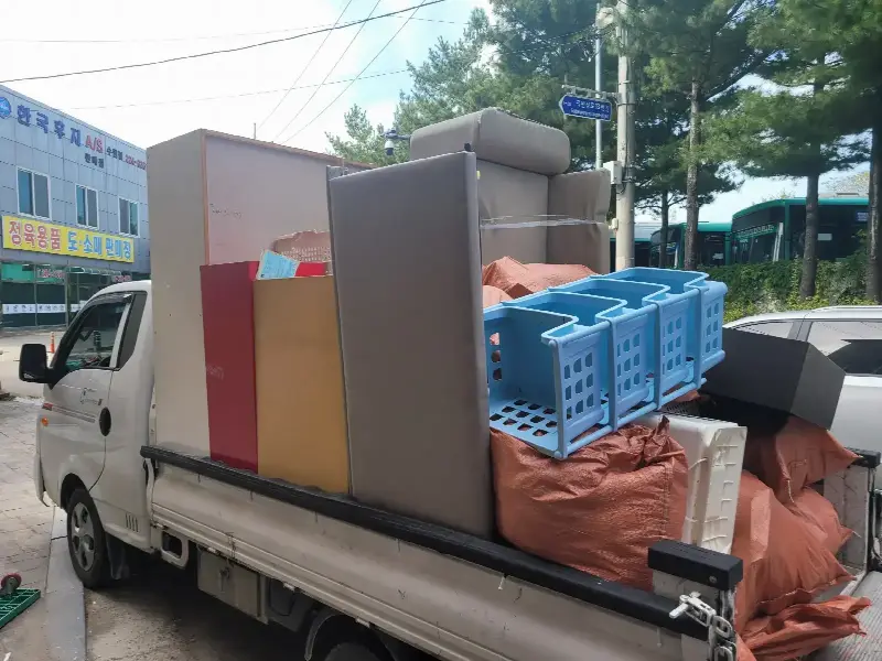 서울·경기 폐기물처리 상담 현장에서 1톤 트럭에 가구와 폐기물을 적재한 모습