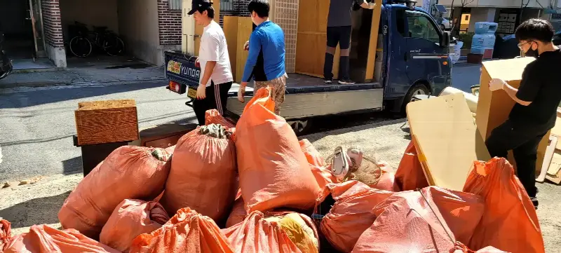 서울·경기 현장에서 작업자들이 마대에 담은 폐기물을 트럭으로 옮겨 싣는 반출 작업